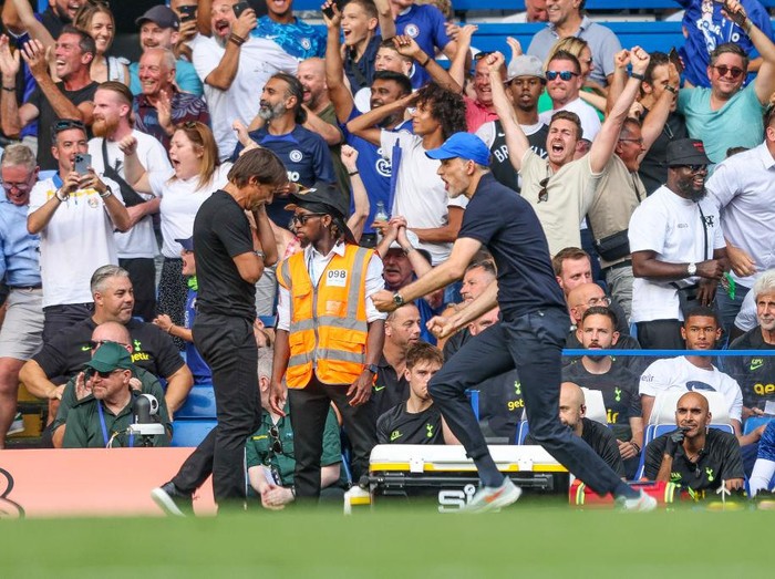 LONDON, ENGLAND - AUGUST 14: Head Coach Thomas Tuchel runs past Head Coach Antonio Conte of Tottenham Hotspur celebrating after Reece James of Chelsea scores a goal to make it 2-1 during the Premier League match between Chelsea FC and Tottenham Hotspur at Stamford Bridge on August 14, 2022 in London, England. (Photo by Robin Jones/Getty Images)