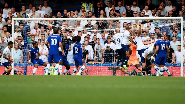 LONDON, ENGLAND - AUGUST 14: Harry Kane of Tottenham Hotspur scores their sides second goal during the Premier League match between Chelsea FC and Tottenham Hotspur at Stamford Bridge on August 14, 2022 in London, England. (Photo by Shaun Botterill/Getty Images)