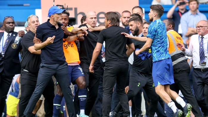LONDON, ENGLAND - AUGUST 14: Head Coachs' Antonio Conte of Tottenham Hotspur and Thomas Tuchel of Chelsea had to be pulled apart at the end of their sides 2-2 draw and both received red cards from Referee Anthony Taylor during the Premier League match between Chelsea FC and Tottenham Hotspur at Stamford Bridge on August 14, 2022 in London, England. (Photo by Robin Jones/Getty Images)