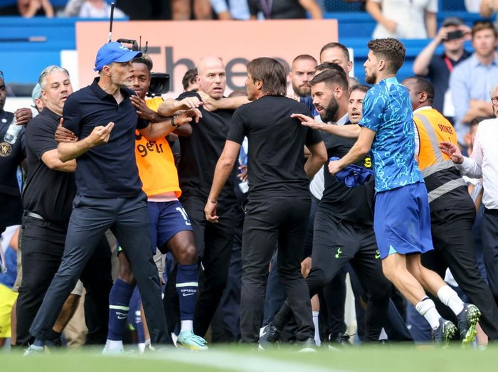 LONDON, ENGLAND - AUGUST 14: Head Coachs' Antonio Conte of Tottenham Hotspur and Thomas Tuchel of Chelsea had to be pulled apart at the end of their sides 2-2 draw and both received red cards from Referee Anthony Taylor during the Premier League match between Chelsea FC and Tottenham Hotspur at Stamford Bridge on August 14, 2022 in London, England. (Photo by Robin Jones/Getty Images)