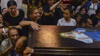 Suasana Haru di Prosesi Pemakaman Korban Kebakaran Gereja di Mesir