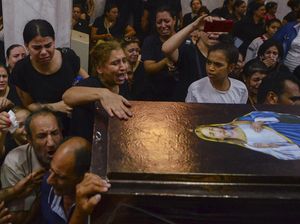 Suasana Haru di Prosesi Pemakaman Korban Kebakaran Gereja di Mesir