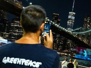 Ini Cara Aktivis Kirim Pesan ke PBB, Bikin Tulisan Besar di Jembatan