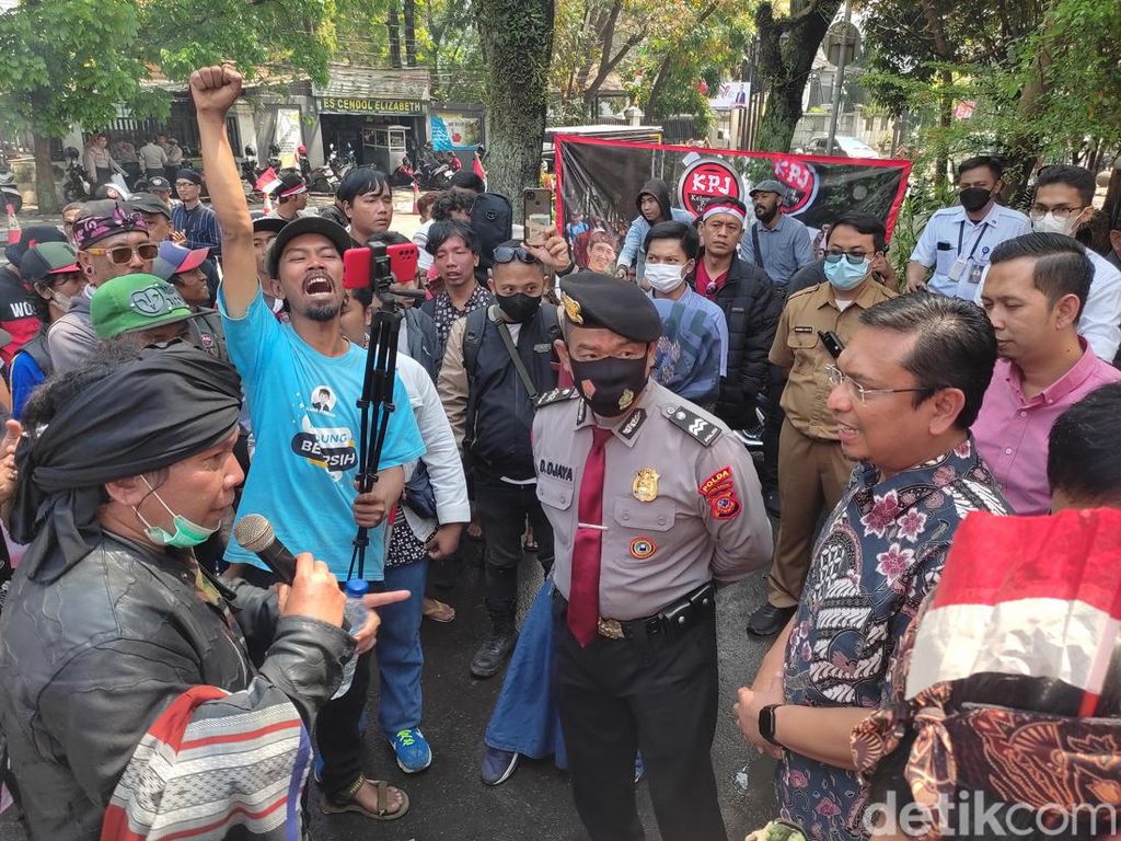 Penyanyi Jalanan di Bandung Menagih Janji Kemerdekaan!