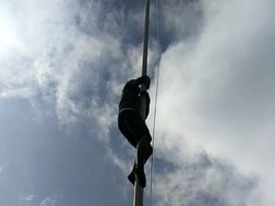 Heroik Bocah di Maros Panjat Tiang gegara Tali Bendera Putus saat Upacara