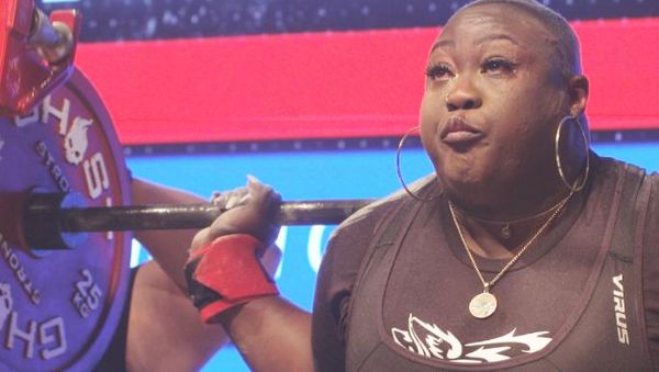 Foto Wanita Terkuat Angkat Beban 700 KG, Pecahkan Rekor Dunia!