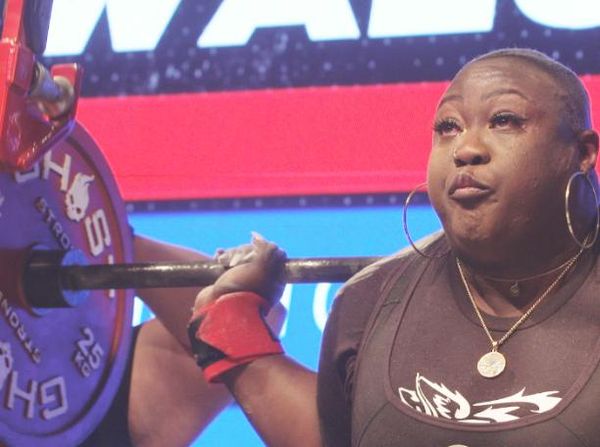 Foto Wanita Terkuat Angkat Beban 700 KG, Pecahkan Rekor Dunia!