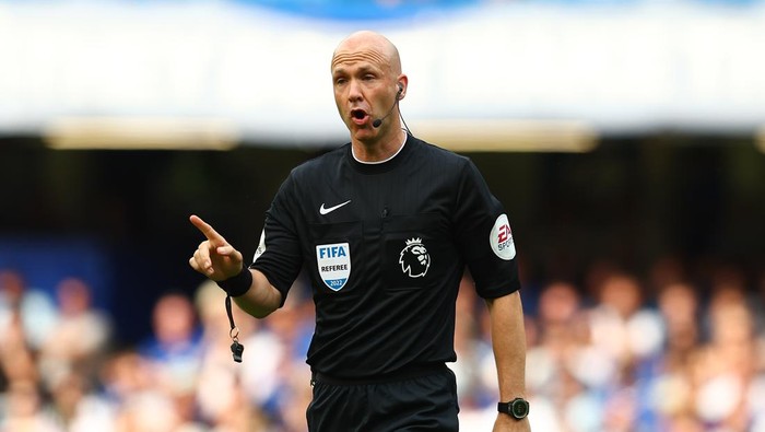 LONDON, ENGLAND - AUGUST 14: Referee Anthony Taylor gestures during the Premier League match between Chelsea FC and Tottenham Hotspur at Stamford Bridge on August 14, 2022 in London, England. (Photo by Chris Brunskill/Fantasista/Getty Images)