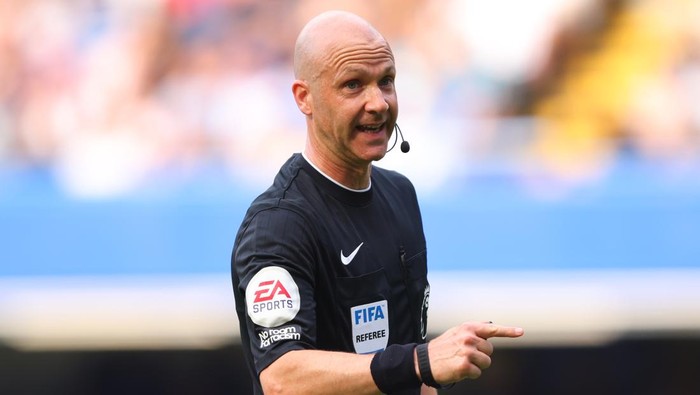 LONDON, ENGLAND - AUGUST 14:  Referee Anthony Taylor during the Premier League match between Chelsea FC and Tottenham Hotspur at Stamford Bridge on August 14, 2022 in London, United Kingdom. (Photo by Marc Atkins/Getty Images)