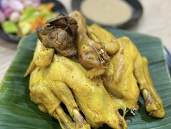 Sedap! Ayam Goreng Dicocol Sambal Kacang Buatan H. Mardun Martinah