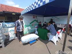 Bikin SIM di Cirebon Bisa Bayar Pakai Sampah