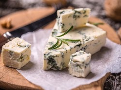 5 Fakta Blue Cheese, Keju Bercak Jamur yang Viral di TikTok