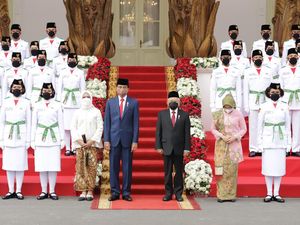 Jokowi Kukuhkan 68 Paskibraka Asuhan BPIP di Istana Negara
