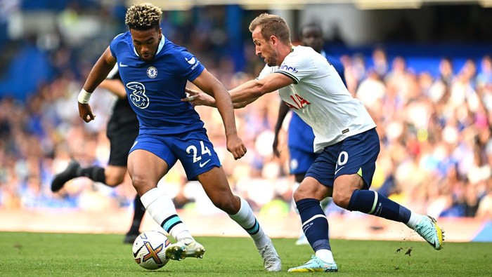 LONDON, ENGLAND - AUGUST 14: Reece James of Chelsea is challenged by Harry Kane of Tottenham Hotspur during the Premier League match between Chelsea FC and Tottenham Hotspur at Stamford Bridge on August 14, 2022 in London, England. (Photo by Clive Mason/Getty Images)