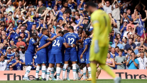 Soccer Football - Premier League - Chelsea v Tottenham Hotspur - Stamford Bridge, London, Britain - August 14, 2022 Chelsea's Kalidou Koulibaly celebrates scoring their first goal with teammates Action Images via Reuters/Paul Childs EDITORIAL USE ONLY. No use with unauthorized audio, video, data, fixture lists, club/league logos or 'live' services. Online in-match use limited to 75 images, no video emulation. No use in betting, games or single club /league/player publications.  Please contact your account representative for further details.