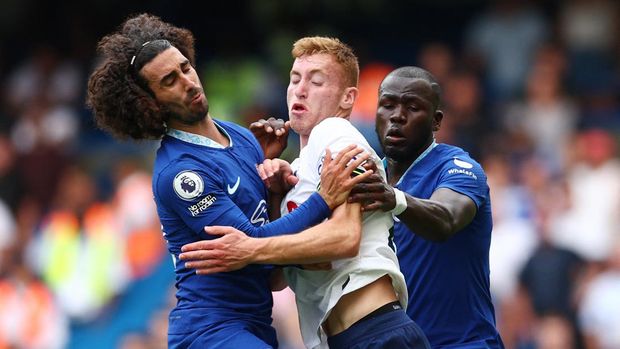 Soccer Football - Premier League - Chelsea v Tottenham Hotspur - Stamford Bridge, London, Britain - August 14, 2022 Chelsea's Marc Cucurella and Tottenham Hotspur's Dejan Kulusevski REUTERS/David Klein EDITORIAL USE ONLY. No use with unauthorized audio, video, data, fixture lists, club/league logos or 'live' services. Online in-match use limited to 75 images, no video emulation. No use in betting, games or single club /league/player publications.  Please contact your account representative for further details.