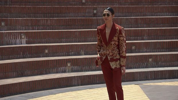 Desainer Luxury Menswear Korea Selatan Kim Seo Ryong
memilih Batik Iwan Tirta dalam Koleksi Terbarunya