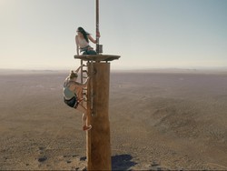 FALL: Aksi 2 Wanita Menantang Ketinggian di Atas Tower 600 Meter