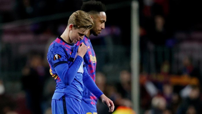 BARCELONA, SPAIN - MARCH 10: Frenkie de Jong of FC Barcelona, Pierre Emerick Aubameyang of FC Barcelona disappointed   during the UEFA Europa League   match between FC Barcelona v Galatasaray at the Camp Nou on March 10, 2022 in Barcelona Spain (Photo by David S. Bustamante/Soccrates/Getty Images)
