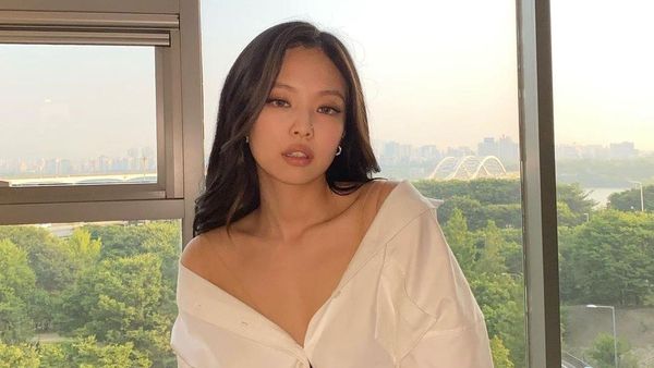 8 Gaya Seksi Jennie BLACKPINK, Tuai Kritik Saat Pakai Atasan Serupa Bra