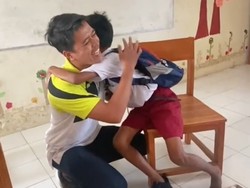 Viral Guru Hadiahi Muridnya Sepatu, Reaksi Sang Murid Bikin Netizen Haru