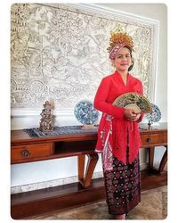 Gaya Elegan Ibu Iriana Jokowi Pakai Kebaya Dan Batik, Modis Dalam ...