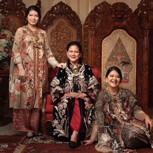 Ibu Iriana, Kahiyang Ayu, dan Selvi Amanda/Foto : instagram.com/irianajjokowi Ibu Iriana mengenakan dress batik panjang berbahan velvet