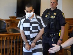 3 Fakta Baru Penikam Salman Rusdhie Didakwa Percobaan Pembunuhan