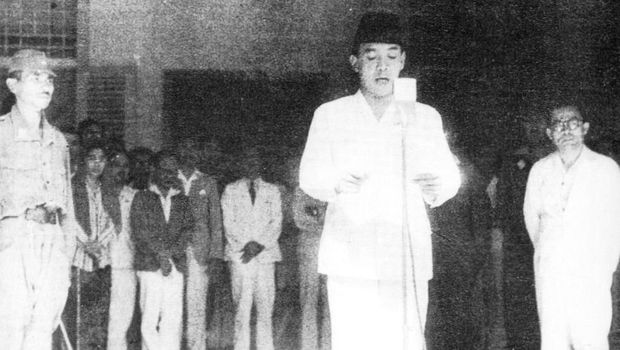Ir. Soekarno membaca teks proklamasi