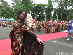 Lenggak-lenggok Model Dadakan di Subang Sambut HUT RI