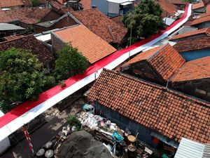 Jelang HUT RI, Bendera Merah Putih Panjang Belah Permukiman di Tegal