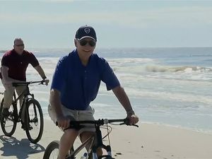 Gaya Joe Biden Nikmati Hari Libur