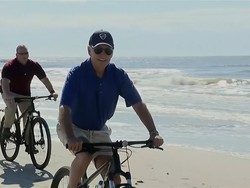 Gaya Joe Biden Nikmati Hari Libur