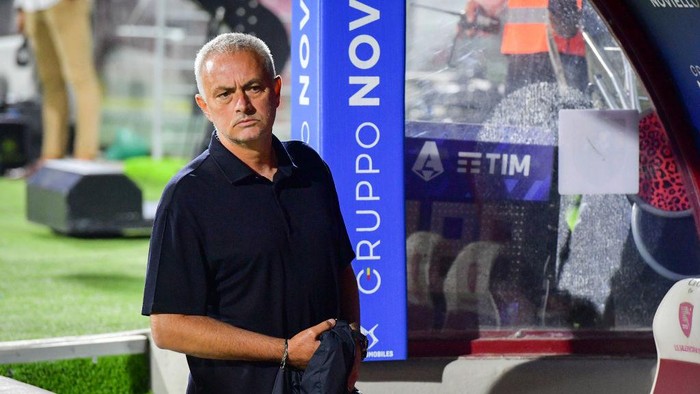 SALERNO, ITALY - AUGUST 14: AS Roma coach Josè Mourinho during the Serie A match between Salernitana and AS Roma at Stadio Arechi on August 14, 2022 in Salerno, Italy. (Photo by Fabio Rossi/AS Roma via Getty Images)