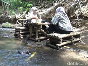 Nikmatnya Nongkrong Ditemani Gemericik Aliran Sungai di Lumajang Nikmatnya Nongkrong Ditemani Gemericik Aliran Sungai di Lumajang