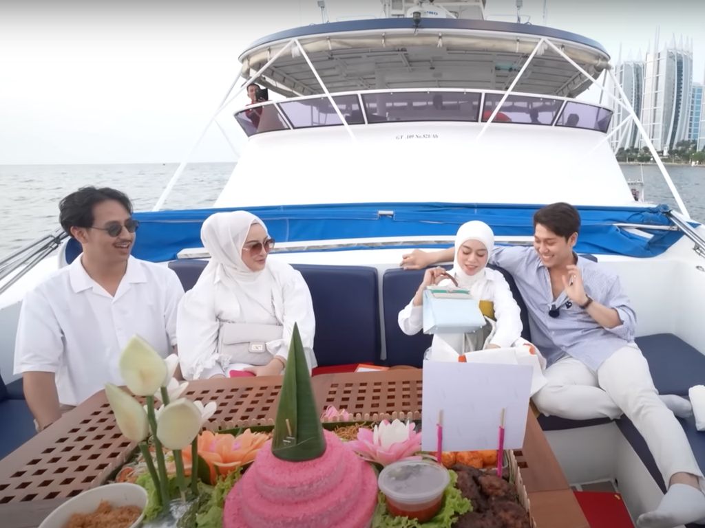 8 Potret Mewahnya Kapal Rp 38 M Kado Prank Lesti Kejora Dari Rizky Billar 8 Potret Mewahnya Kapal Rp 38 M Kado Prank Lesti Kejora Dari Rizky Billar