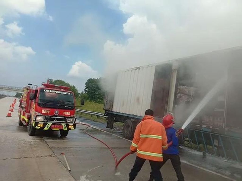 Truk Ekspedisi Pengangkut Paket JNE Terbakar di Tol Lampung