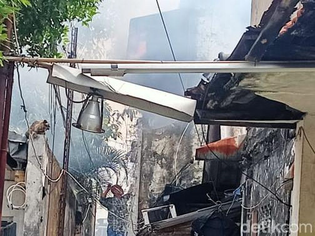 Kebakaran di Ngagel Terjadi Saat Pemilik Rumah Jemput Anaknya Sekolah