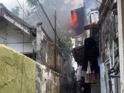 Sempat Terdengar Dua Kali Ledakan saat Rumah Warga Ngagel Terbakar