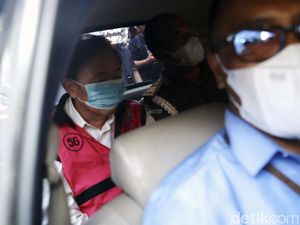 Keluar Kejagung, Surya Darmadi Berompi Tahanan