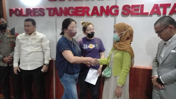 Keluarga Wanita Ambil Cokelat Minta Maaf ke Pegawai Alfamart Keluarga wanita yang viral diduga mencuri cokelat di Alfamart Cisauk meminta maaf kepada pegawai Alfamart. Keluarga wanita pengambil cokelat Alfamart meminta maaf diwakili anaknya di Mapolres Metro Tangerang Selatan (Tangsel).