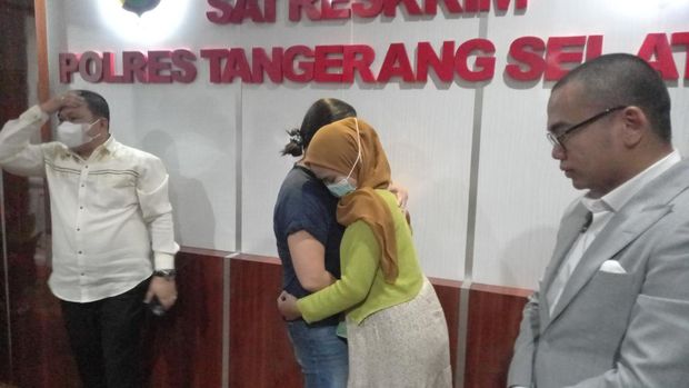 Keluarga wanita yang viral diduga mencuri cokelat di Alfamart Cisauk meminta maaf kepada pegawai Alfamart. Keluarga wanita pengambil cokelat Alfamart meminta maaf diwakili anaknya di Mapolres Metro Tangerang Selatan (Tangsel).