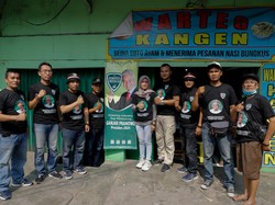 Komunitas Warteg Pendukung Ganjar Bagikan Paket Makanan ke Sopir Bajaj