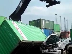 Polisi Periksa 2 Orang Terkait Kontainer Timpa Truk Trailer Tewaskan Sopir Polisi Periksa 2 Orang Terkait Kontainer Timpa Truk Trailer Tewaskan Sopir