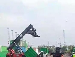 Akhir Tragis Sopir Truk Tewas Tertimpa Kontainer