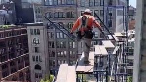 Kumpulan Aksi Pekerja Konstruksi yang Bikin Geleng Kepala