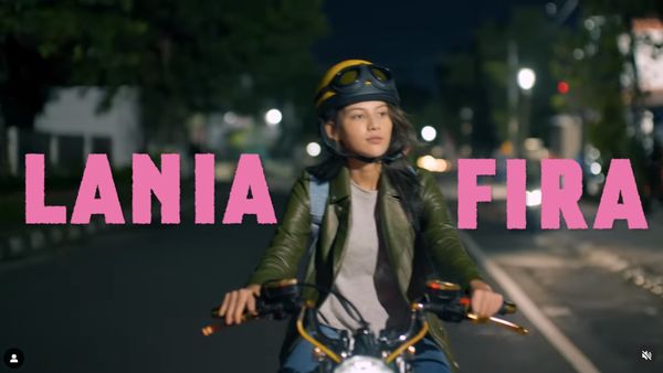 Lania Fira, Si Alisha Gadis Random di Romantik Problematik