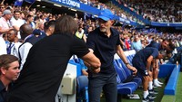 Antonio Conte dan Thomas Tuchel terlihat baik-baik saja sebelum laga di stamford Bridge itu berlangsung , Minggu (14/8/2022) malam WIB. (Foto: Getty Images/Robin Jones)