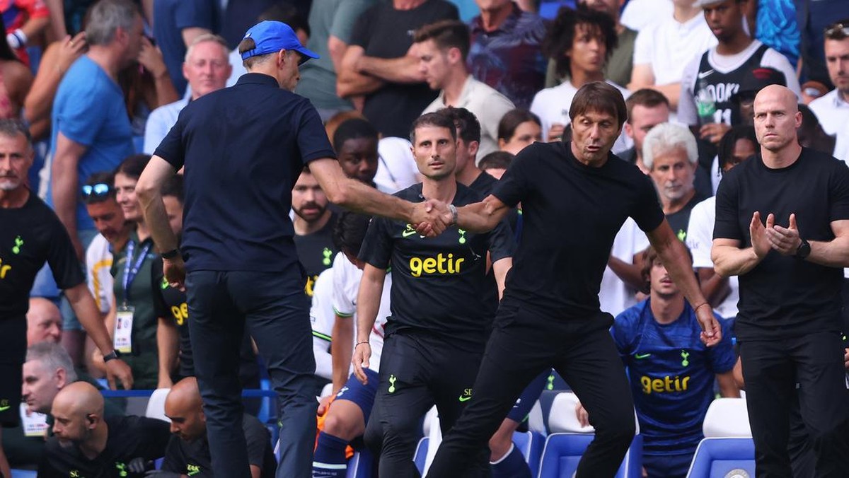 Saat Thomas Tuchel tak mau melepaskan tangannya dari Antonio Conte. (Foto: Getty Images/Marc Atkins)