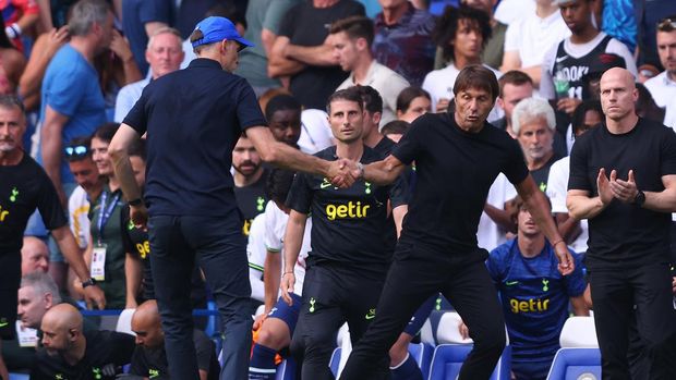LONDON, ENGLAND - AUGUST 14: Chelsea Head Coach Thomas Tuchel and Tottenham Hotspur Head Coach Antonio Conte clash after the Premier League match between Chelsea FC and Tottenham Hotspur at Stamford Bridge on August 14, 2022 in London, United Kingdom. (Photo by Marc Atkins/Getty Images)